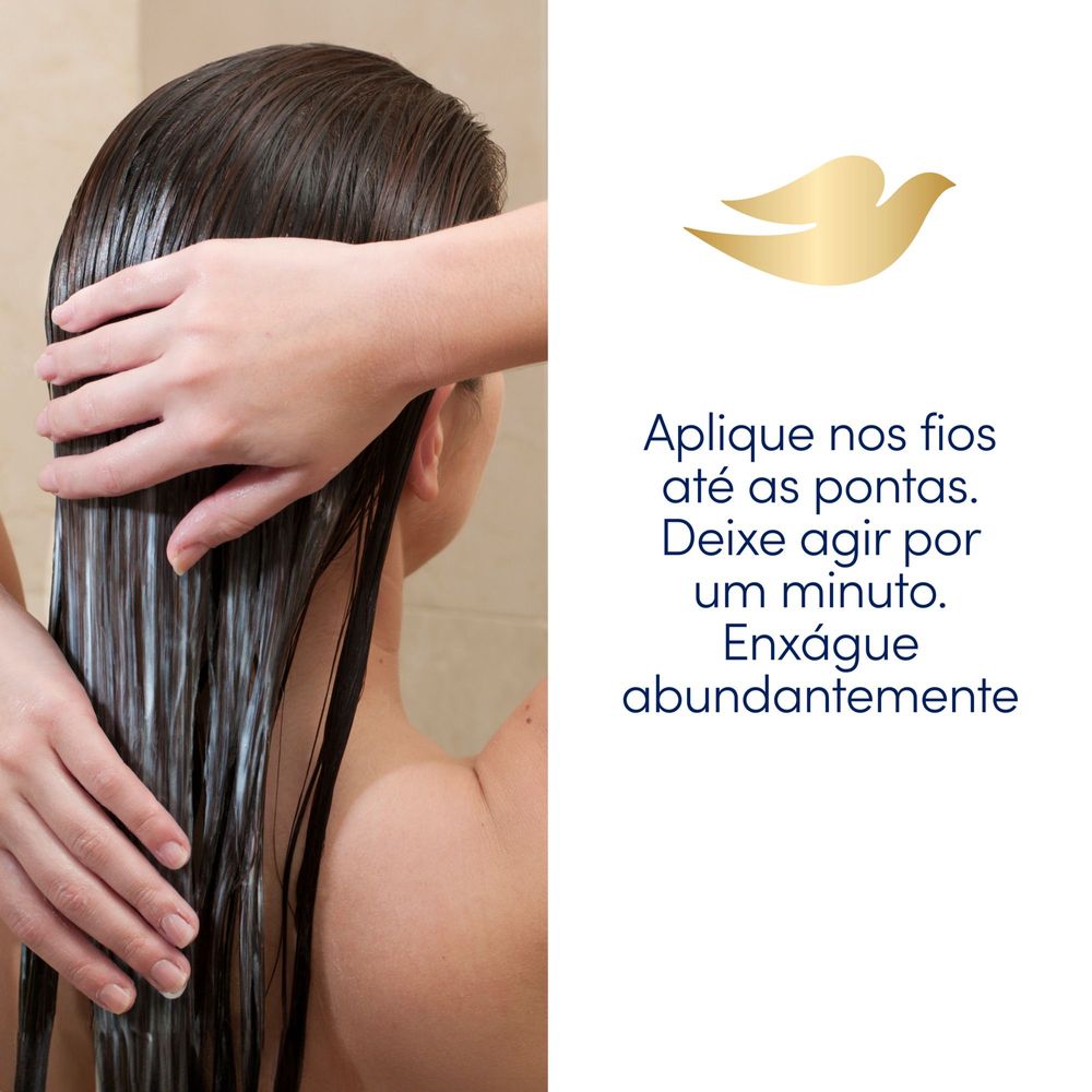 Aplicação da máscara Dove Bond Intense Repair em cabelo molhado, mostrando distribuição do produto