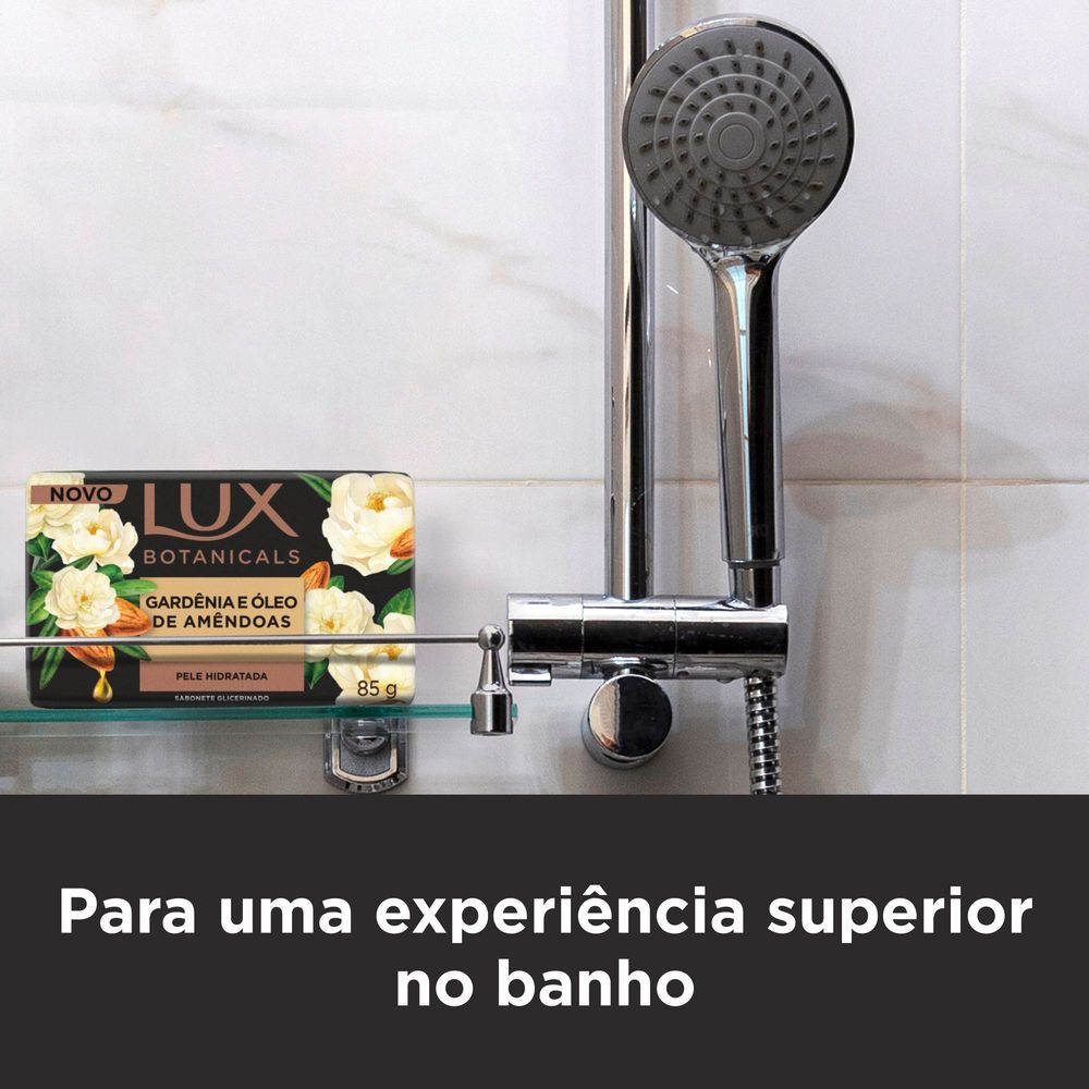 Sabonete Lux Botanicals em ambiente de banheiro, prateleira de vidro